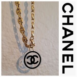 C h a n e l Pendant Necklace
